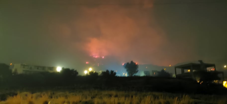 Ενισχύσεις από Αθήνα, Άνδρο και Σύρο για την πυρκαγιά στην Τήνο