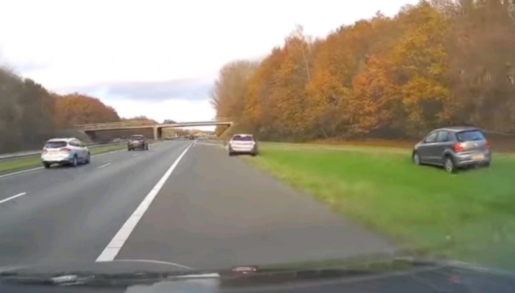 Βίντεο: Οδηγός στην Ολλανδία «θυσιάζει» το αυτοκίνητό του για να σώσει αναίσθητη οδηγό που τον ακολουθούσε