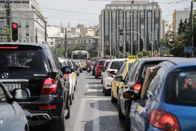 Έμφραγμα στους δρόμους της Αθήνας λόγω της απεργίας στα μέσα μεταφοράς