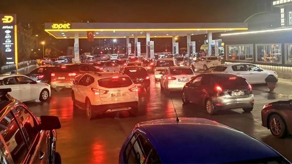 Τουρκία: Ουρές στα βενζινάδικα αναμένοντας αύξηση της τιμής των καυσίμων