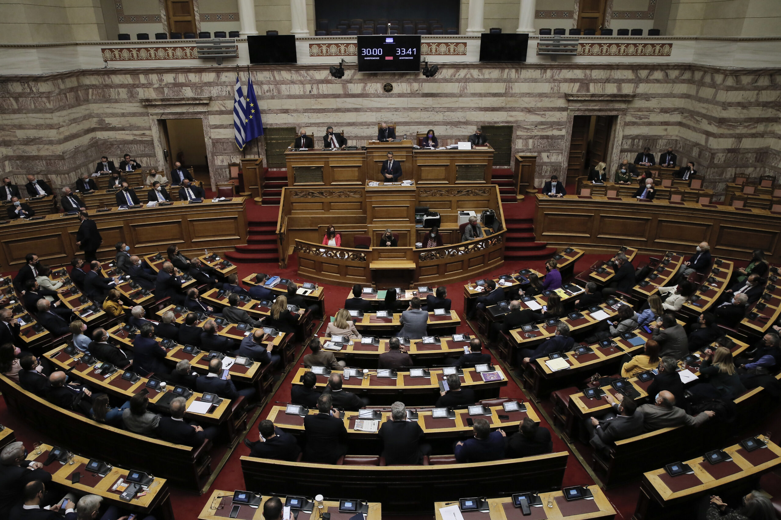 Ατύχημα στη Βουλή με την ελληνική σημαία