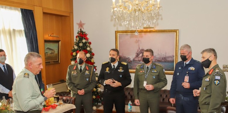 Ανταλλαγή χριστουγεννιάτικων ευχών αρχηγού ΓΕΕΘΑ με προσωπικό των Ενόπλων Δυνάμεων
