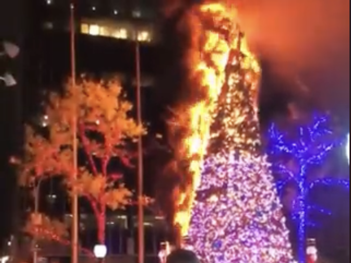 Νέα Υόρκη: Άνδρας έβαλε φωτιά στο μεγάλο χριστουγεννιάτικο δέντρο έξω από Fox News