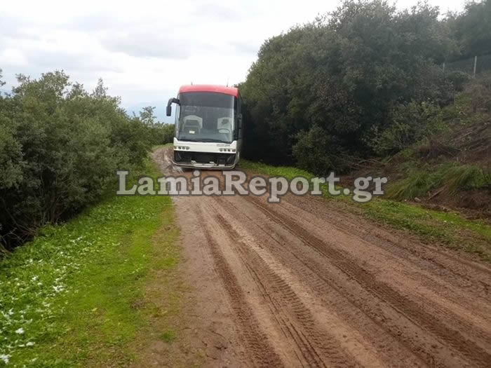 Λαμία: Εγκλωβίστηκε λεωφορείο με 35 επιβάτες που πήγαιναν σε Μοναστήρι