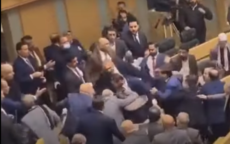 Ξύλο στη Βουλή της  Ιορδανίας. Μπουνιές και κλωτσιές για την ισότητα των φύλων