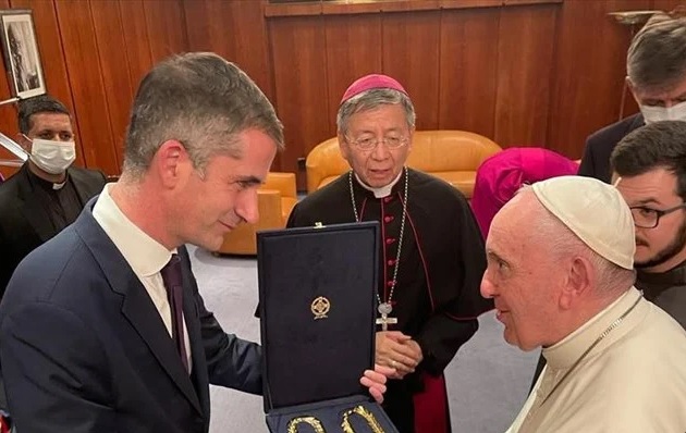 Κώστας Μπακογιάννης: Τίμησε τον Πάπα Φραγκίσκο με το Χρυσό Μετάλλιο Αξίας της Πόλεως των Αθηνών