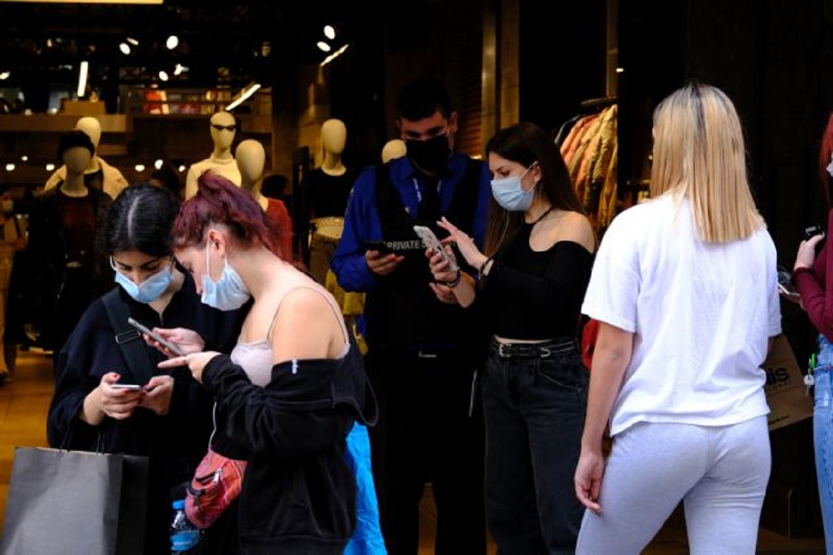 Κορονοϊός: Τέλος η μάσκα σε εσωτερικούς χώρους από αύριο