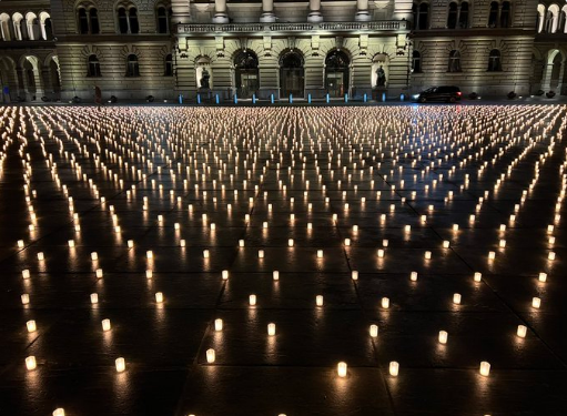 Ελβετία: Πάνω από 11.000 κεριά μπροστά στο κοινοβούλιο για τα θύματα της πανδημίας