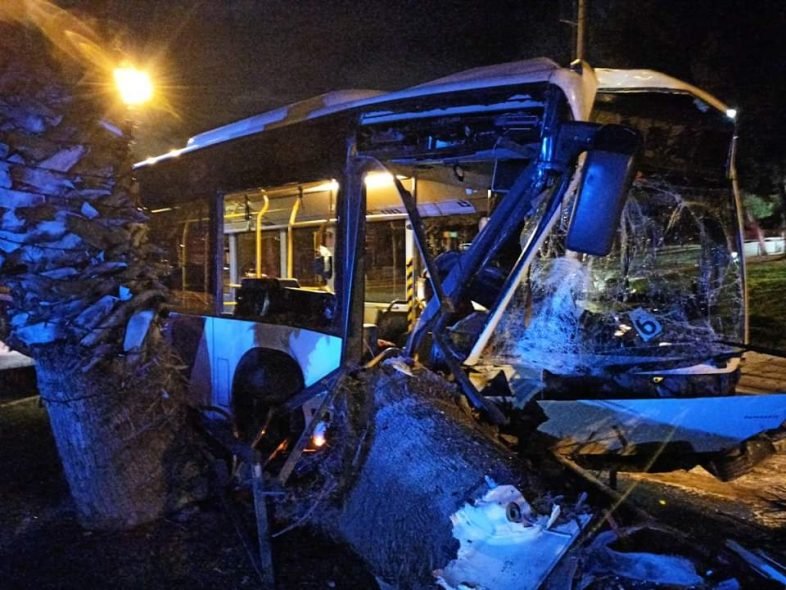 Σοκαριστικό τροχαίο με λεωφορείο στην Ποσειδώνος – Κοντά στο σημείο που σκοτώθηκε ο Mad Clip