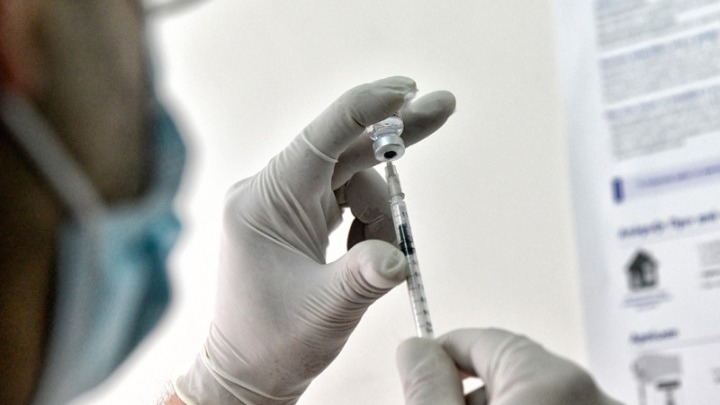 Ιταλία: Πήγε να εμβολιαστεί με... ψεύτικο χέρι σιλικόνης