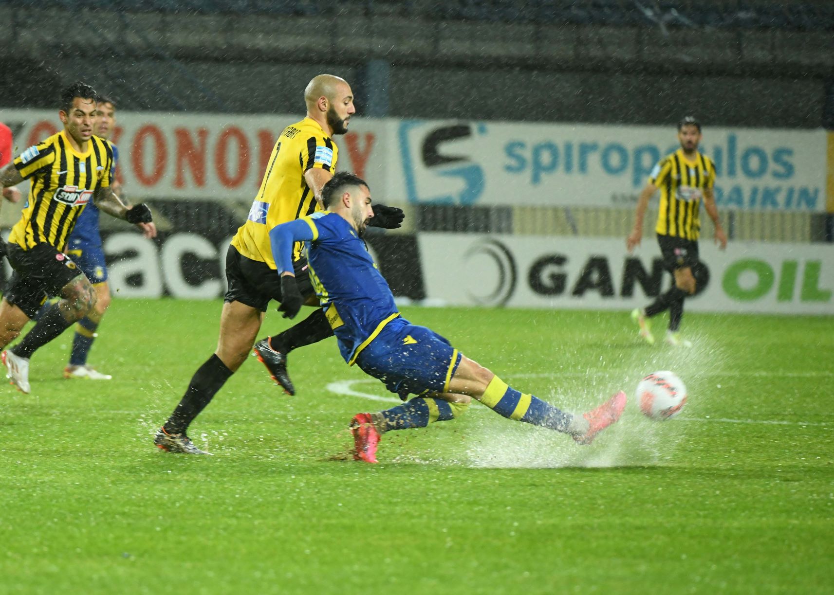 Αστέρας Τρίπολης - ΑΕΚ 0-0: Κόλλησαν στη βροχή