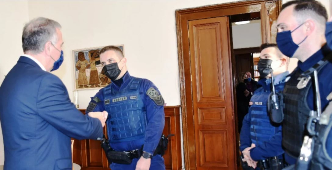 Θεσσαλονίκη: Συνάντηση Στ. Καλαφάτη με τους τέσσερις αστυνομικούς που απέτρεψαν γυναικοκτονία