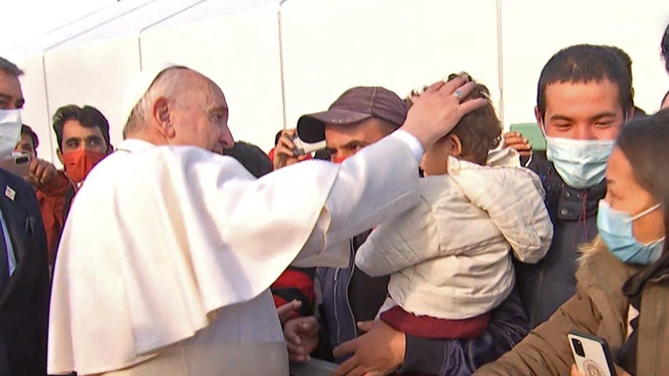 Στο ΚΥΤ του Καρά Τεπέ στη Λέσβο ο Πάπας Φραγκίσκος - Σε αγαπάμε, του φώναζαν