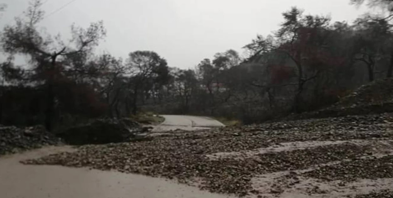 Πλημμύρες στον Σχίνο Λουτρακίου μετά την καταστροφική φωτιά - Έκλεισε ο δρόμος προς το Αλεποχώρι (βίντεο)