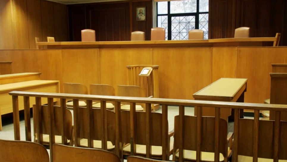 Βόλος: Στα δικαστήρια οικογένεια από τη Σκιάθο – Πατέρας έβρισε χυδαία τη σύζυγο και τον γιο του