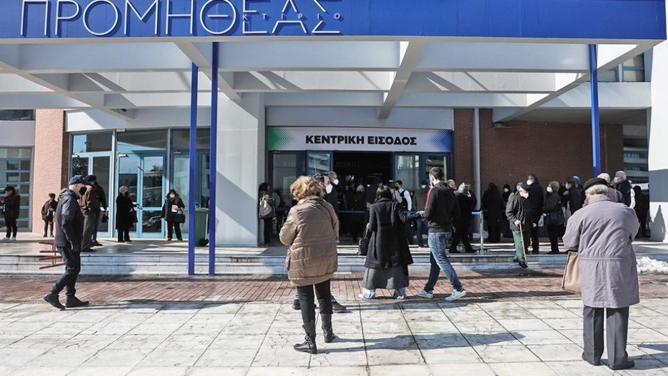 Υποχρεωτικός εμβολιασμός: Ποιοι 60 και άνω εξαιρούνται – Ποιοι θα πληρώνουν μισό το πρόστιμο