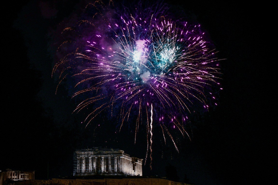 Πρωτοχρονιά 2022 στην Αθήνα. Τα βεγγαλικά φώτισαν τον αττικό ουρανό