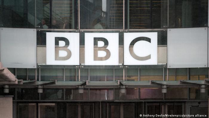 H Βρετανική κυβέρνηση ανακοίνωσε το πάγωμα της χρηματοδότησης του BBC