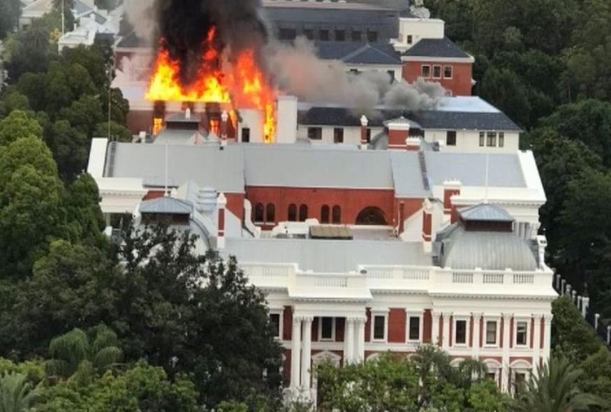 Νότια Αφρική: Συνελήφθη ένας ύποπτος για τη φωτιά στο κοινοβούλιο