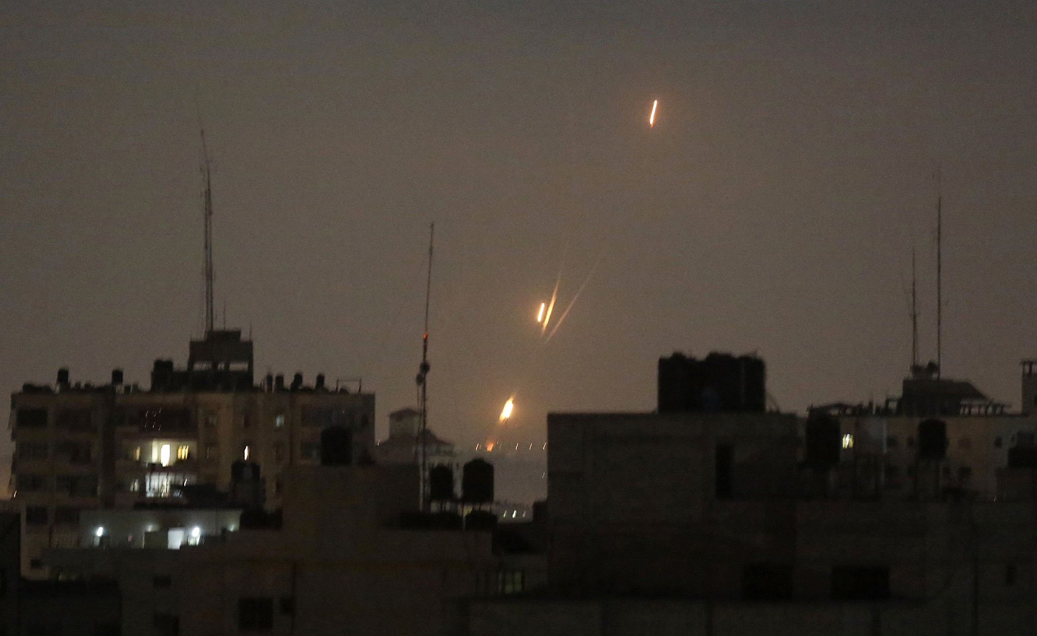 Έκρηξη στο Τελ Αβίβ από ρουκέτες που εκτοξεύθηκαν από τη Γάζα