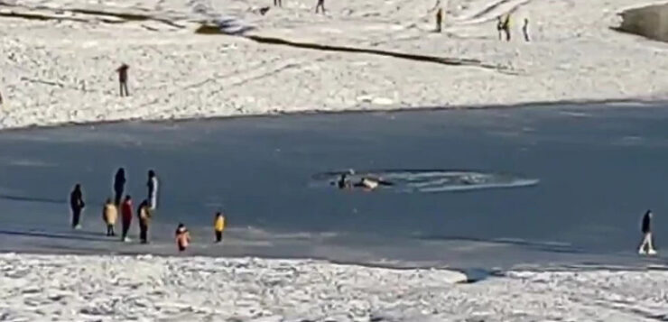 Επικίνδυνοι περίπατοι πάνω στην παγωμένη λίμνη Πλαστήρα - Έσπασε ο πάγος και βρέθηκαν στο νερό! (video)