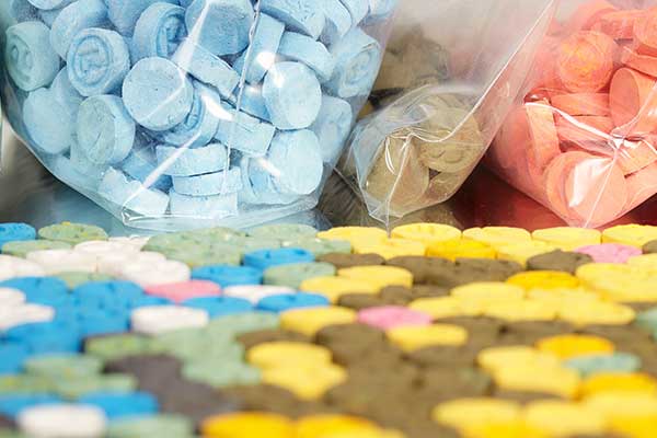 «Χτύπημα» της ΕΛ.ΑΣ. σε κύκλωμα με χάπια ecstasy: Τρεις συλλήψεις