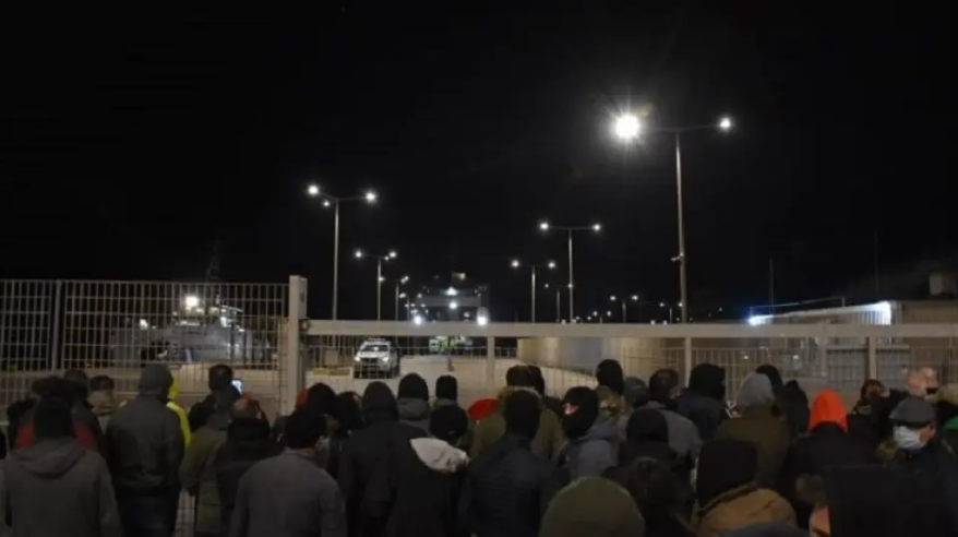 Χίος Προσφυγικό: Μπλόκο των κατοίκων στο πλοίο «Πελαγίτης» (Βίντεο)