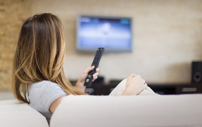 Τι κινδυνεύετε να πάθετε αν βλέπετε πολλές ώρες τηλεόραση