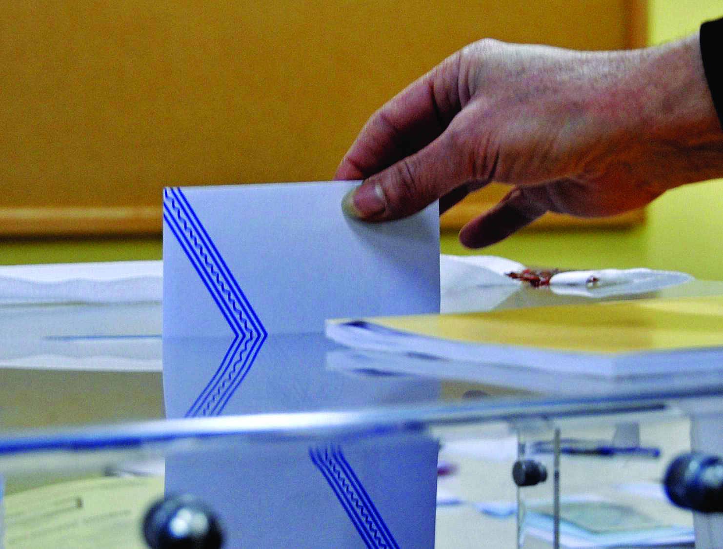 Η «Όμικρον» φέρνει πλέον πιο κοντά τις εκλογές