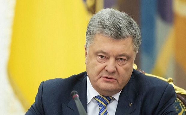 Γύρισε στην Ουκρανία ο πρώην πρόεδρος Πέτρο Ποροσένκο. Αντιμετωπίζει κατηγορίες για προδοσία
