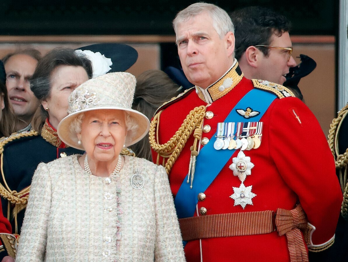 Η βασίλισσα Ελισάβετ αφαίρεσε τους στρατιωτικούς τίτλους του πρίγκηπα Άντριου