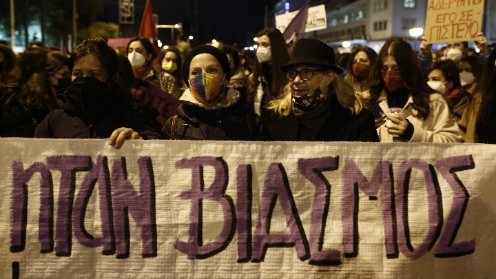 «Εγώ σε πιστεύω»: Πορεία φεμινιστικών οργανώσεων για την υπόθεση βιασμού της 24χρονης