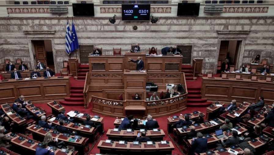 Βουλή: Αποσύρθηκε η υποχρεωτική ασφάλιση κτιρίων και η εξαίρεση αναδασωτέων περιοχών