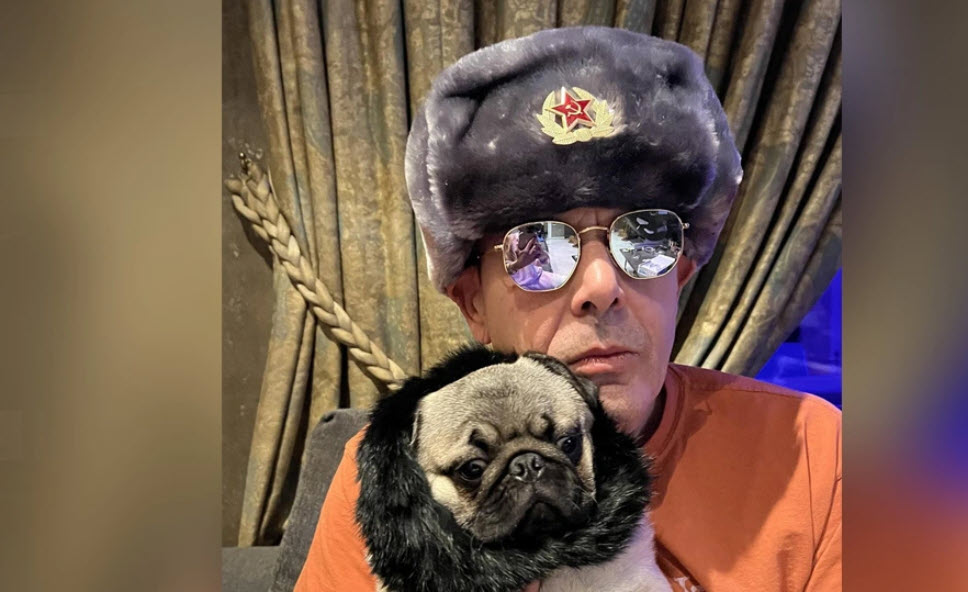 Ο Πάνος Καμμένος ποζάρει με Σοβιετικό στρατιωτικό σκούφο και ένα "Κινεζικό" σκύλο στην αγκαλιά του