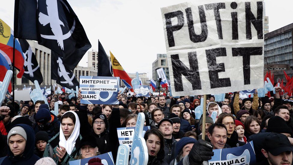 Διαδηλώσεις στη Ρωσία εναντίον Πούτιν για τον πόλεμο στην Ουκρανία