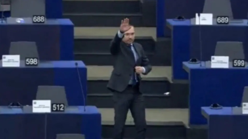 Βούλγαρος ευρωβουλευτής του VMRO χαιρέτησε ναζιστικά μέσα στο Ευρωπαϊκό Κοινοβούλιο
