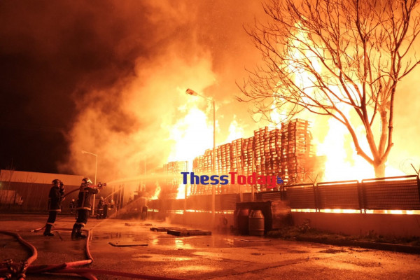 Θεσσαλονίκη: Κινητοποίηση της Πυροσβεστικής Υπηρεσίας μετά από πυρκαγιά κοντά σε βενζινάδικο