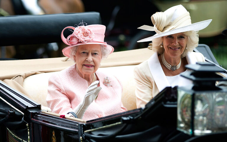 Βρετανία: Ο βρετανικός Τύπος χαιρετίζει τη μέλλουσα "βασίλισσα Καμίλα"