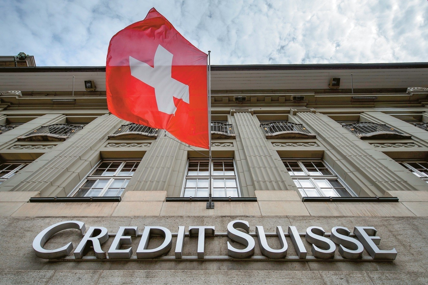 Βουτιά για Credit Suisse παρά το ελβετικό σωσίβιο