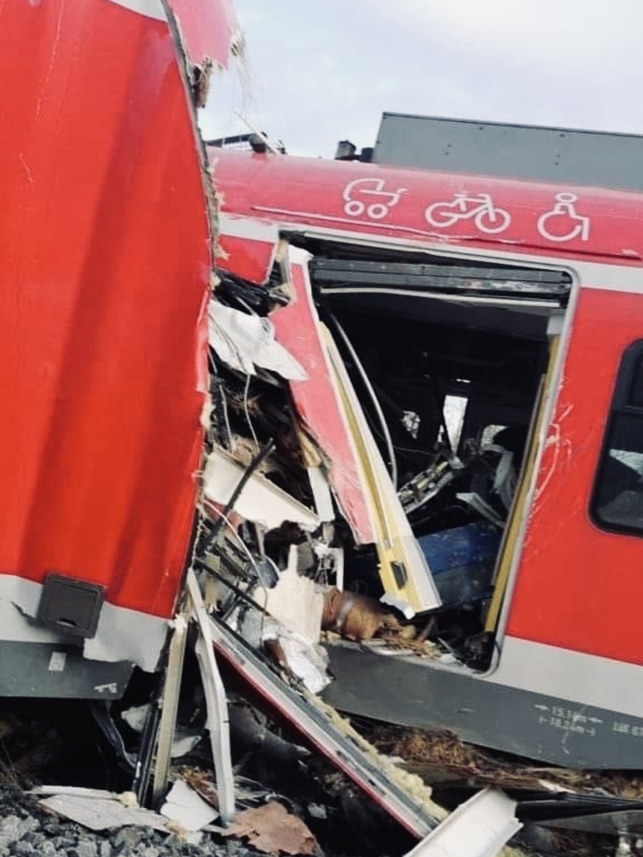 Σύγκρουση τρένων στο Μόναχο: Ένας νεκρός και δεκάδες τραυματίες