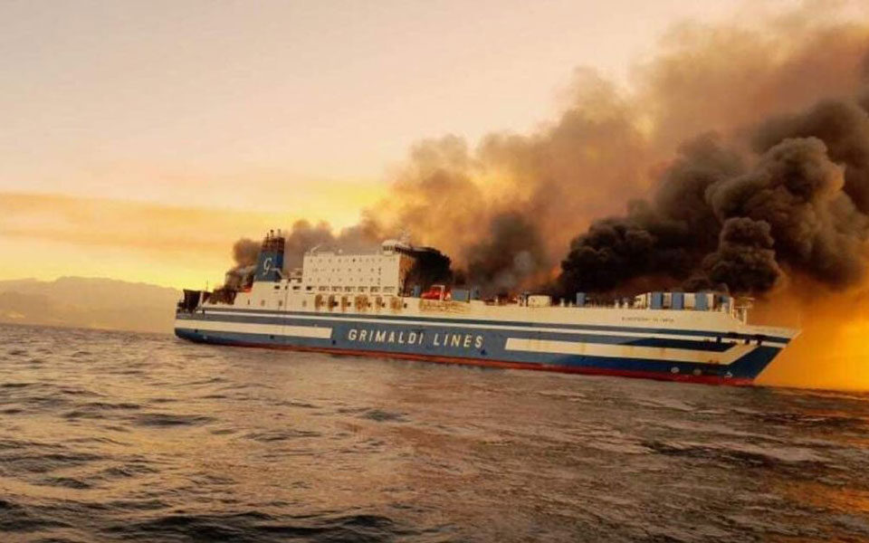 Φωτιά σε πλοίο στην Κέρκυρα: Θρίλερ με αγνοούμενους επιβάτες