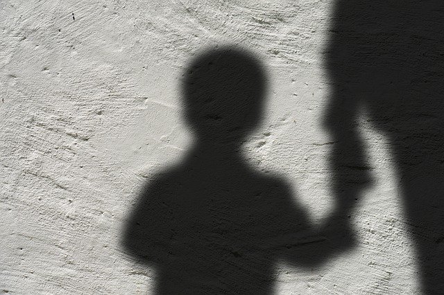 Δίκη-σοκ: 18χρονος στο εδώλιο στις 14/2 για τον βιασμό του 13χρονου αδελφού του