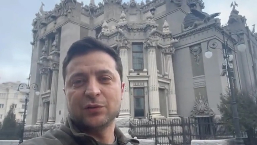 «Fake news ότι καταθέτουμε τα όπλα, είμαστε εδώ, υπερασπιζόμαστε την Ουκρανία» λέει ο Ζελένσκι