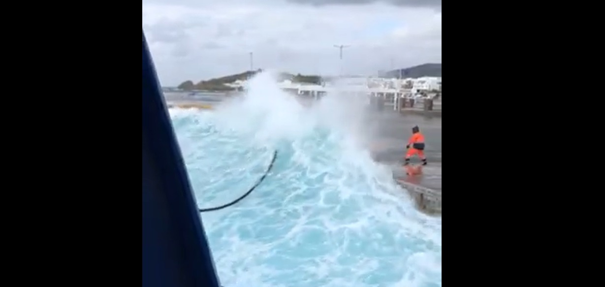 Τεράστιο κύμα παρασύρει τους καβοδέτες στο λιμάνι της Τήνου! (βίντεο)