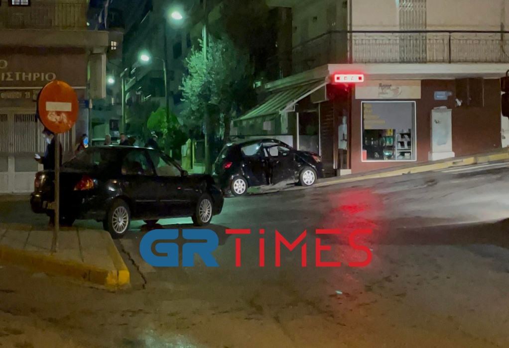 Θεσσαλονίκη: Δύο τραυματίες σε τροχαίο – Απεγκλωβίστηκε 29χρονη (φωτο-βίντεο)