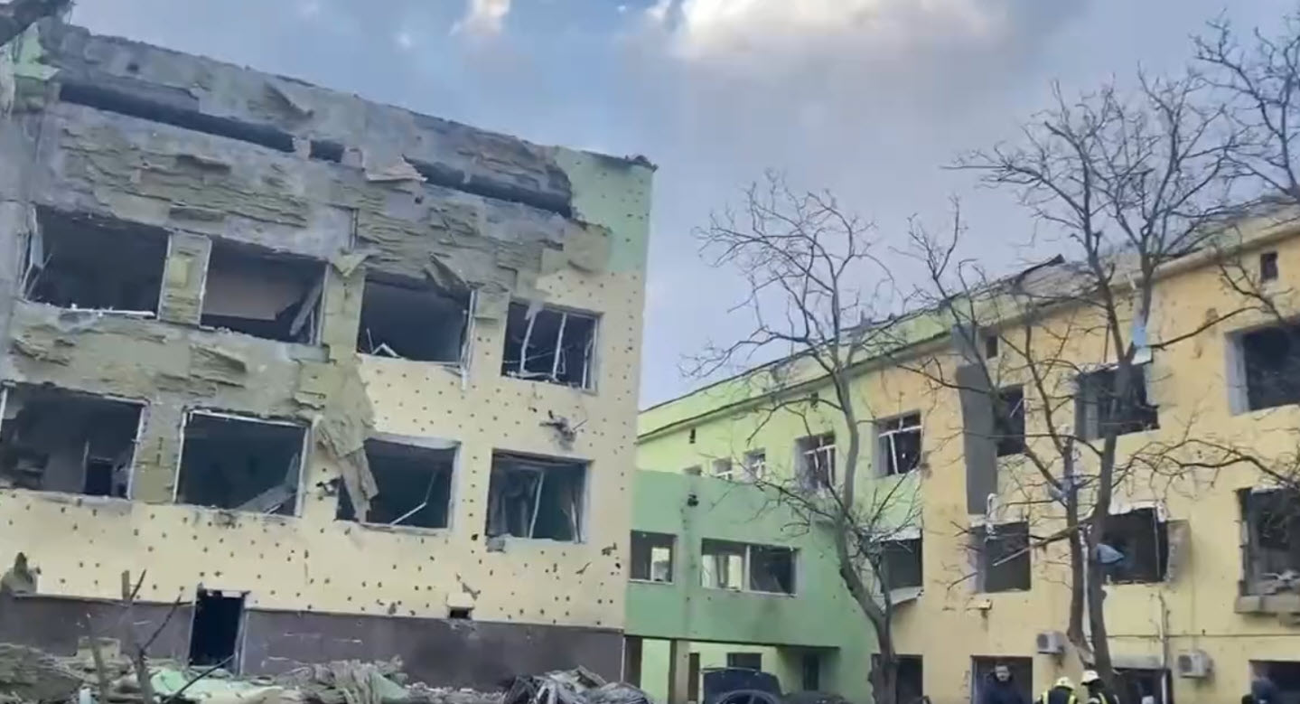 Μαριούπολη: Η κεντρική αγορά και ένα νοσοκομείο παίδων καταστράφηκε από ρωσικούς βομβαρδισμούς (βίντεο)