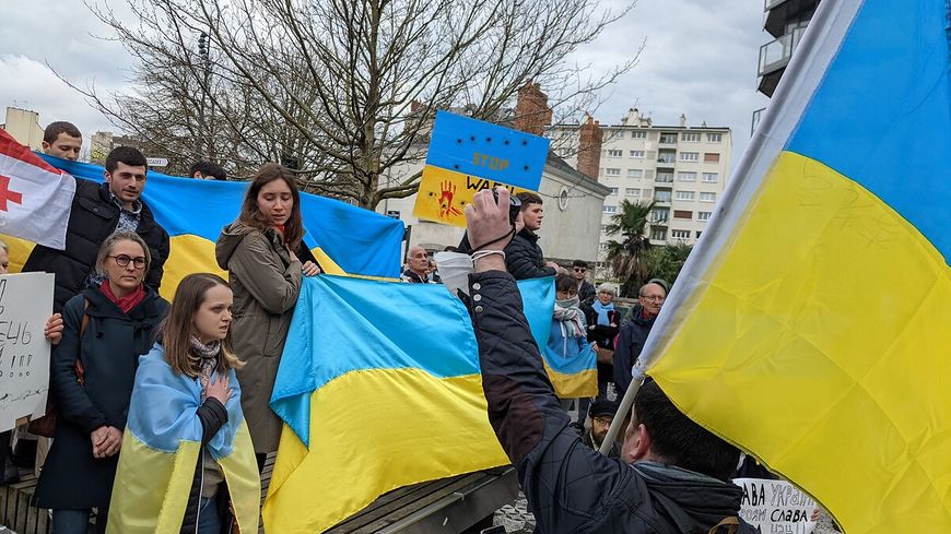 Ένας μήνας πολέμου στην Ουκρανία- Ο Ζελένσκι καλεί σε παγκόσμια διαμαρτυρία «στο όνομα της ειρήνης»
