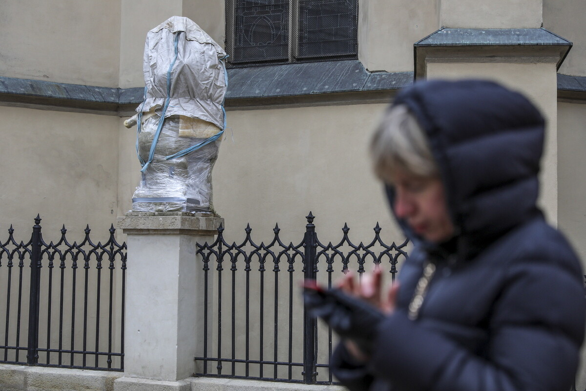 Στη Λβιβ τυλίγουν με αφρώδες υλικό αγάλματα και μνημεία για να περισώσουν ό,τι μπορούν σε περίπτωση ρωσικής επίθεσης