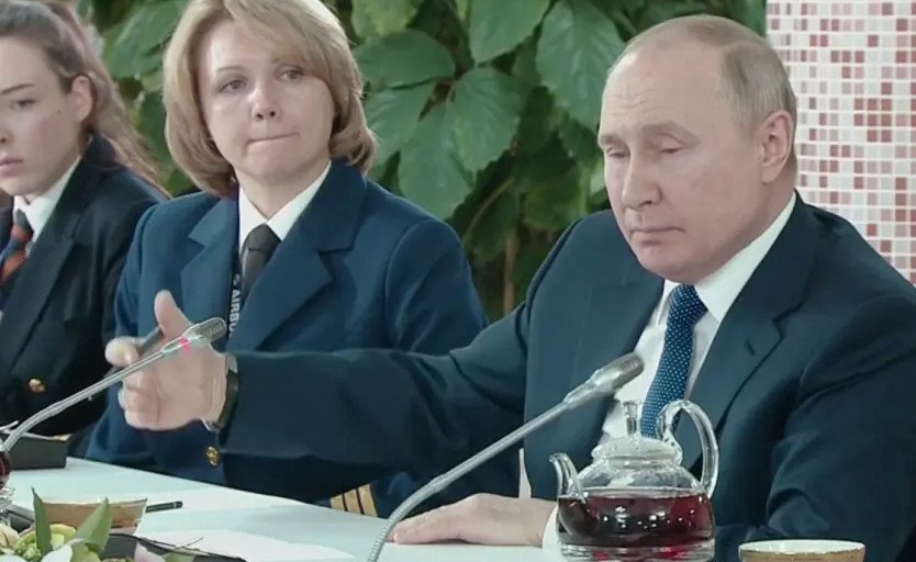 Ψεύτικο το βίντεο με τον Πούτιν με τις Ρωσίδες αεροσυνοδούς;