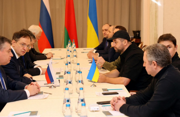 Ουκρανία και Ρωσία στο τραπέζι των διαπραγματεύσεων με μικρές προσδοκίες